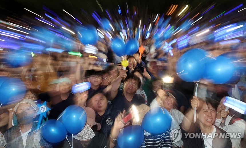 이재명 후보의 '빛의 혁명' 응원하는 시민들
(서울=연합뉴스) 김도훈 기자 = 더불어민주당 이재명 대선 후보가 선거를 하루 앞둔 2일 서울 여의도공원 마지막 유세에서 이 후보의 '빛의 혁명' 완성을 위한 승리에 대한