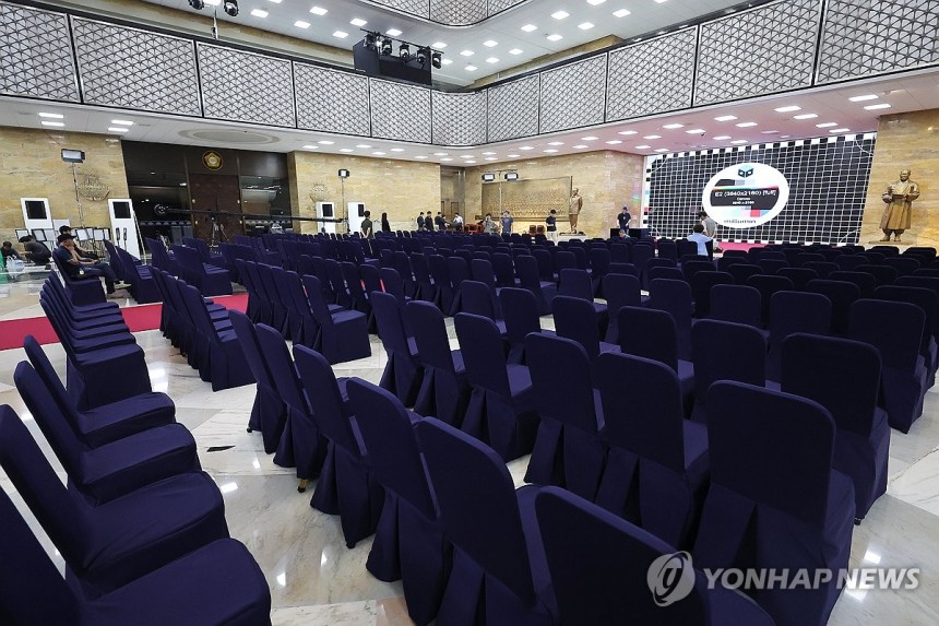 대통령 맞이 준비
(서울=연합뉴스) 류영석 기자 = 제21대 대통령 선거일인 지난 3일 서울 여의도 국회 본청 로텐더홀에서 작업자들이 다음날 대통령 취임식을 준비하고 있다. 2025.6.3 ondol@yna.co.k