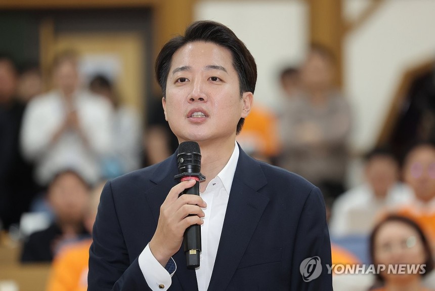 소감 밝히는 이준석 전 후보
(서울=연합뉴스) 류영석 기자 = 개혁신당 이준석 대선 후보가 3일 방송 3사 출구조사 발표를 확인한 뒤 서울 국회 여의도 의원회관에 마련된 당 개표상황실에 도착해 소감을 밝히고 있다. 