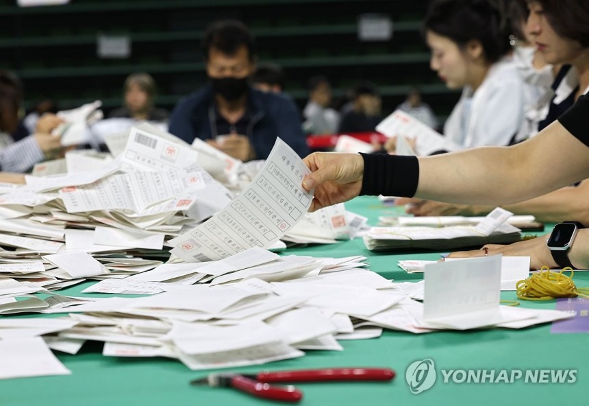 분주한 개표 현장
(울산=연합뉴스) 장지현 기자 = 제21대 대통령선거일인 3일 오후 울산 남구 문수체육관에 마련된 남구 개표소에서 선관위 관계자들이 분주하게 개표 작업을 하고 있다. 2025.6.3 jjang23@
