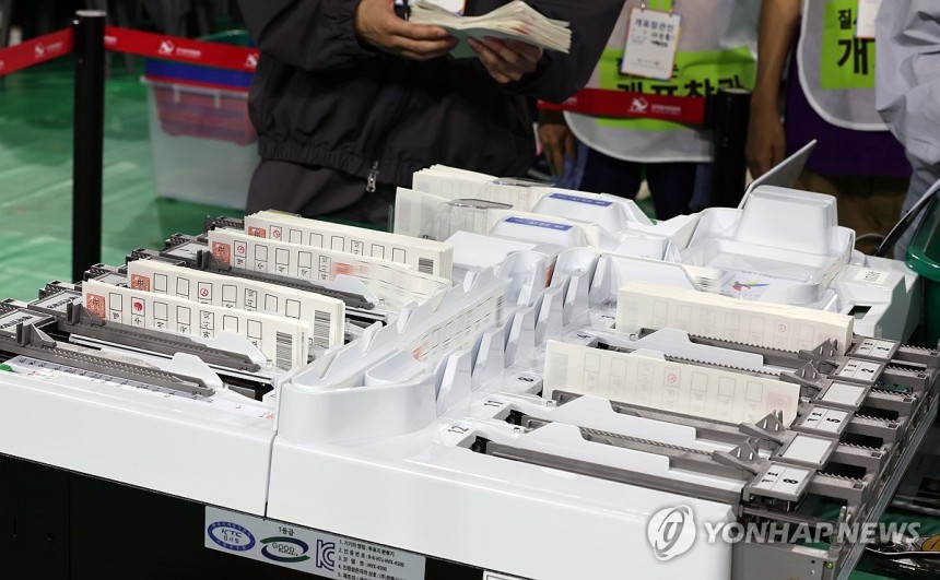 투표지 분류
(울산=연합뉴스) 장지현 기자 = 제21대 대통령선거일인 3일 오후 울산 남구 문수체육관에 마련된 남구 개표소에서 투표지 분류 작업이 이뤄지고 있다. 2025.6.3 jjang23@yna.co.kr