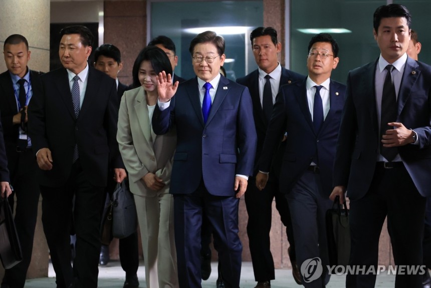 인사하는 이재명 후보 부부
(인천=연합뉴스) 최재구 기자 = 제21대 대통령 선거에서 당선이 확실시되는 더불어민주당 이재명 후보와 김혜경 여사가 3일 밤 인천 계양구 자택을 나서며 주민과 지지자들을 향해 인사하고 있
