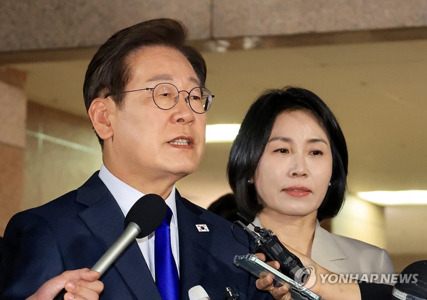 자택에서 나오며 입장 밝히는 이재명 후보
(인천=연합뉴스) 최재구 기자 = 제21대 대통령 선거에서 당선이 확실시되는 더불어민주당 이재명 후보가 3일 밤 인천 계양구 자택을 나서며 입장을 밝히고 있다. 2025.6.