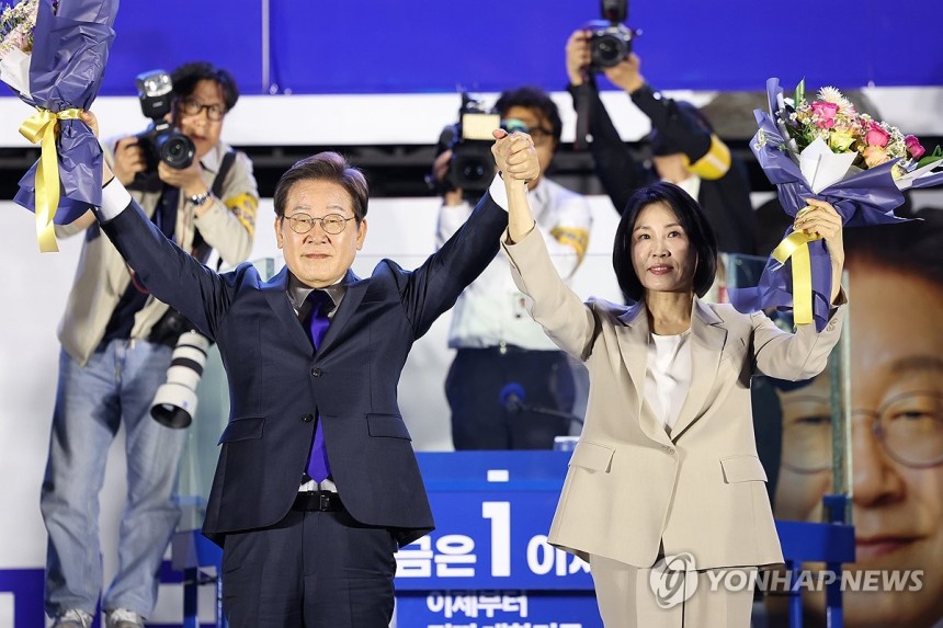 시민들 향해 두 팔 들어올리는 이재명 후보 내외
(서울=연합뉴스) 김주성 기자 = 제21대 대통령 당선이 확실시되는 더불어민주당 이재명 대선 후보와 부인 김혜경 여사가 4일 서울 여의도 국회 인근에서 당 주최로 열린
