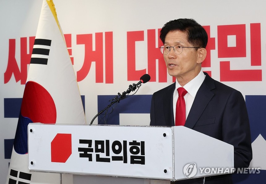 기자회견하는 김문수 후보
(서울=연합뉴스) 박동주 기자 = 국민의힘 김문수 대선 후보가 4일 서울 여의도 당사에서 기자회견을 열고 입장을 밝히고 있다. 2025.6.4 pdj6635@yna.co.kr
