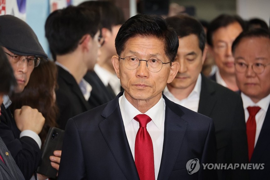 기자회견 참석하는 김문수 후보
(서울=연합뉴스) 박동주 기자 = 국민의힘 김문수 대선 후보가 4일 서울 여의도 당사에서 열린 기자회견에 참석하고 있다. 2025.6.4 pdj6635@yna.co.kr