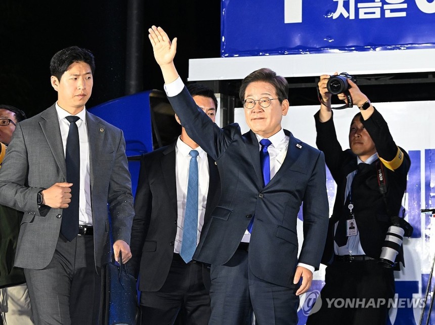 인사하는 이재명 후보
(서울=연합뉴스) 김주성 기자 = 제21대 대통령 당선이 확실시되는 더불어민주당 이재명 대선 후보가 4일 서울 여의도 국회 인근에서 당 주최로 열린 국민개표방송 행사에 참석해 시민들을 향해 인사