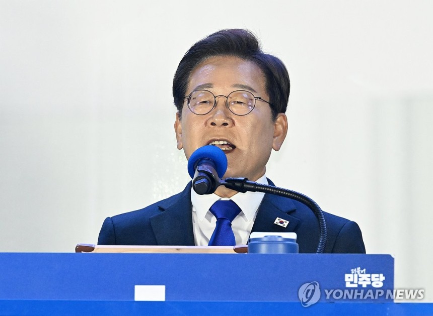 연설하는 이재명 후보
(서울=연합뉴스) 김주성 기자 = 제21대 대통령 당선이 확실시되는 더불어민주당 이재명 대선 후보가 4일 서울 여의도 국회 인근에서 당 주최로 열린 국민개표방송 행사에 참석해 연설하고 있다. 2