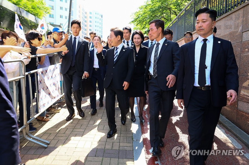 이재명 대통령, 공식 일정 위해 사저 출발
(인천=연합뉴스) 한상균 기자 = 이재명 대통령이 4일 공식 일정을 위해 인천 계양구 사저를 출발하며 주민, 지지자와 인사하고 있다. 2025.6.4 xyz@yna.co.k