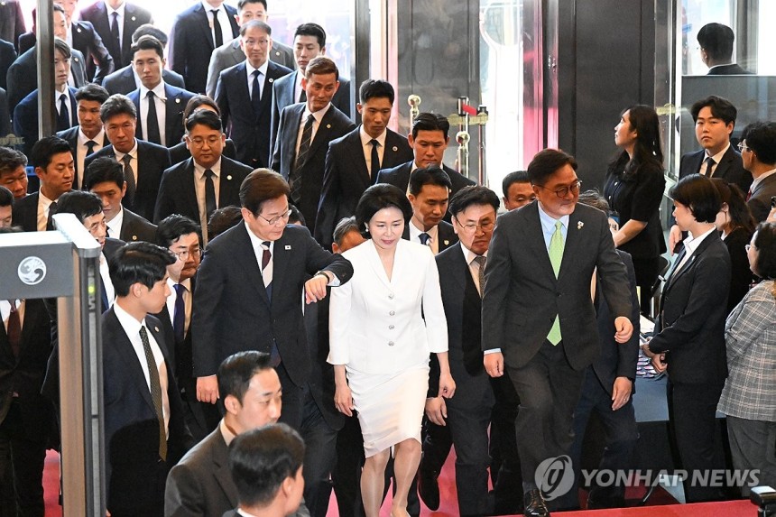 국회 도착한 이재명 대통령 부부
(서울=연합뉴스) 이재명 대통령과 부인 김혜경 여사가 4일 오전 서울 여의도 국회 로텐더홀에 취임 선서를 하기 위해 도착하고 있다. 2025.6.4 [국회사진기자단] photo@yna
