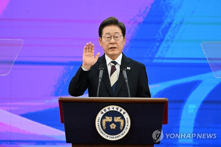 이재명 대통령, 취임 선서
(서울=연합뉴스) 이재명 대통령이 4일 서울 여의도 국회에서 열린 제21대 대통령 취임선서식에서 취임 선서를 하고 있다. 2025.6.4 [국회사진기자단] photo@yna.co.kr