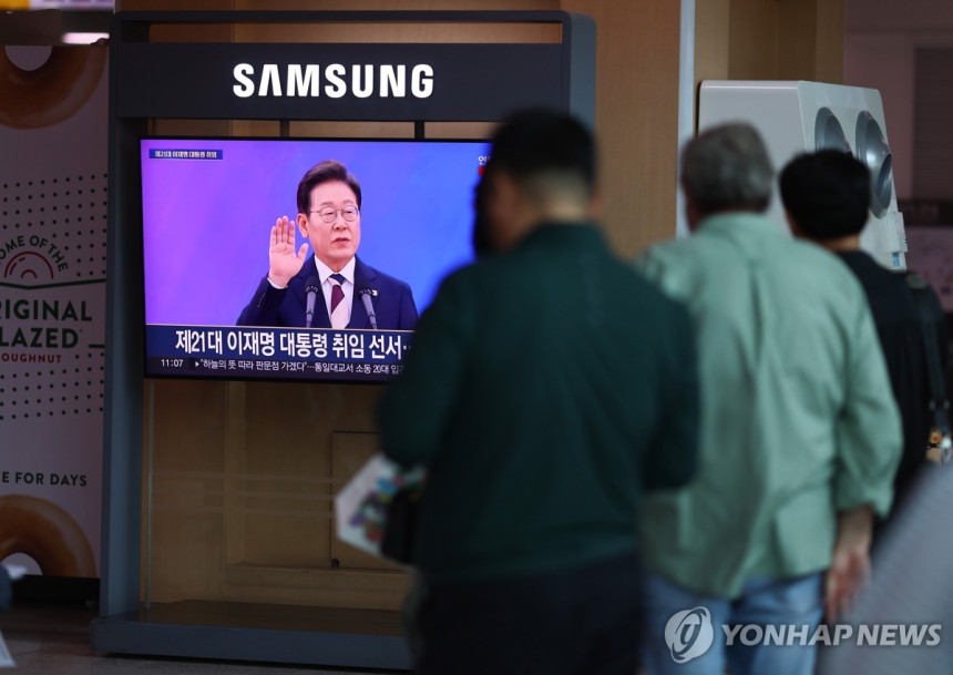 이재명 대통령 취임선서
(서울=연합뉴스) 윤동진 기자 = 4일 서울역에서 시민들이 TV를 통해 이재명 대통령의 취임 선서식을 보고 있다. 2025.6.4 mon@yna.co.kr