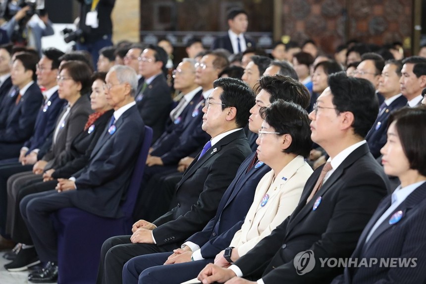 이재명 대통령 취임연설 경청하는 여야 지도부
(서울=연합뉴스) 4일 서울 여의도 국회에서 열린 제21대 대통령 취임선서식에 참석한 여야 지도부가 이재명 대통령의 '국민께 드리는 말씀' 연설을 경청하고 있다. 2025