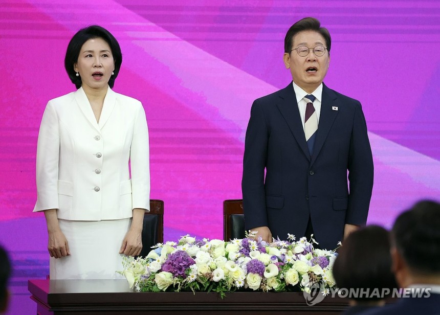 애국가 부르는 이재명 대통령 부부
(서울=연합뉴스) 이재명 대통령 부부가 4일 서울 여의도 국회에서 열린 취임선서에 앞서 애국가를 부르고 있다. 2025.6.4 [국회사진기자단] photo@yna.co.kr