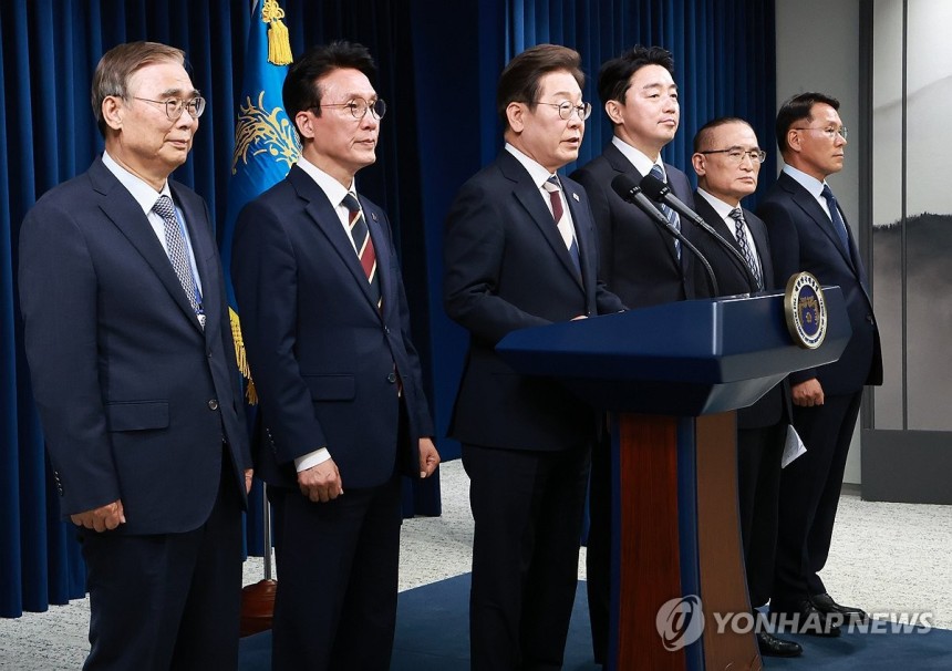 이재명 대통령, 새 정부 첫 인사 발표
(서울=연합뉴스) 홍해인 기자 = 이재명 대통령이 4일 서울 용산 대통령실 청사에서 열린 인사브리핑에서 새 정부 첫 인사 발표를 하고 있다. 
    왼쪽부터 이종석 국정원장 