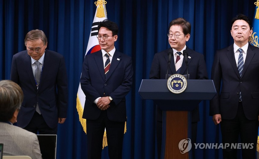이재명 대통령, 첫 인사 발표
(서울=연합뉴스) 홍해인 기자 = 이재명 대통령이 4일 서울 용산 대통령실 청사에서 새 정부 첫 인사 발표를 하고 있다.
    왼쪽부터 이종석 국정원장 후보자, 김민석 국무총리 후보자