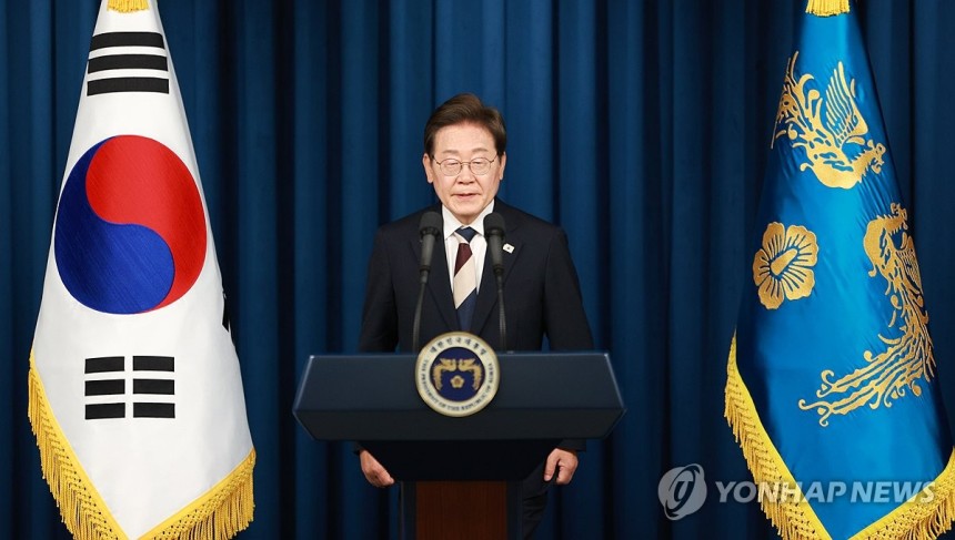 이재명 대통령, 첫 인사 발표
(서울=연합뉴스) 홍해인 기자 = 이재명 대통령이 4일 서울 용산 대통령실 청사에서 열린 인사브리핑에서 새 정부 첫 인사 발표를 하고 있다. 2025.6.4 [대통령통신사진기자단] hi