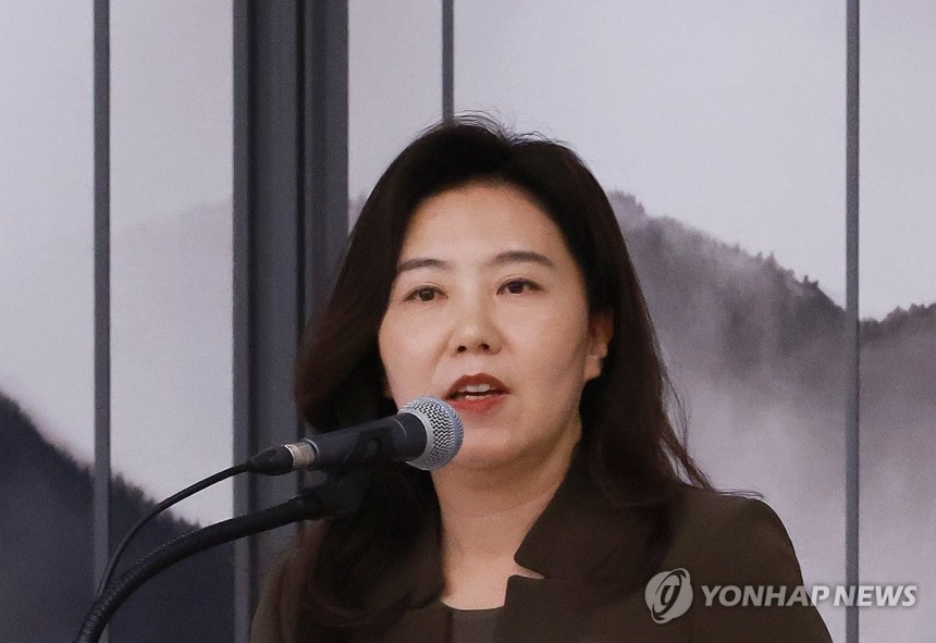 이재명 대통령, 강유정 대변인 임명
(서울=연합뉴스) 홍해인 기자 = 4일 서울 용산 대통령실 청사에서 열린 이재명 정부 첫 인사브리핑에서 강유정 대변인이 소개되고 있다. 2025.6.4 hihong@yna.co.k