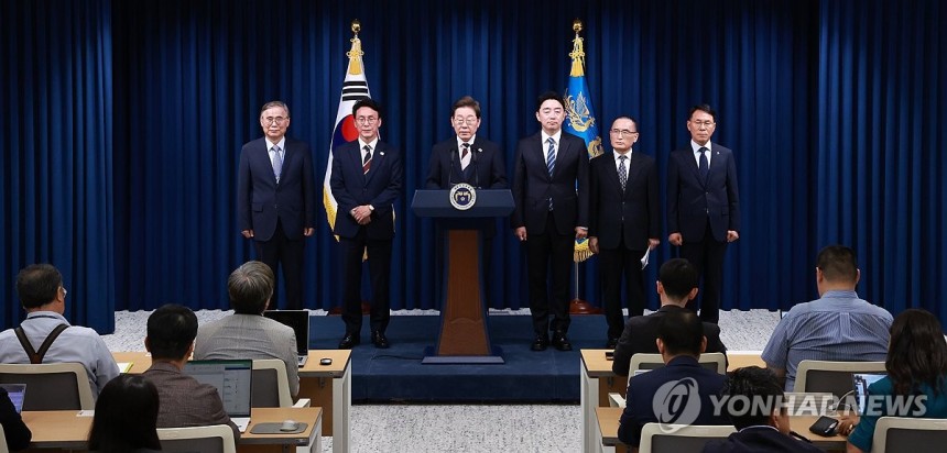 계엄 선포의 자리에서, 새 정부 첫 인사 발표
(서울=연합뉴스) 홍해인 기자 = 이재명 대통령이 4일 서울 용산 대통령실 청사에서 열린 새 정부 첫 인사 발표를 하고 있다. 
    왼쪽부터 이종석 국가정보원장 후보