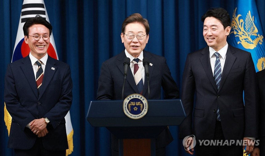 이재명 대통령, 정부 첫 인선 발표
(서울=연합뉴스) 홍해인 기자 = 이재명 대통령이 4일 서울 용산 대통령실 청사에서 국무총리 후보자로 김민석 의원(왼쪽), 대통령비서실장으로 강훈식 의원 등 첫 인선을 발표하고 있