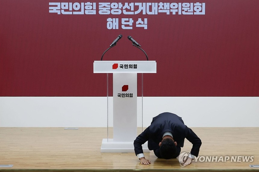 선대위 해단식, 절 하는 김문수 전 후보
(서울=연합뉴스) 김주형 기자 = 국민의힘 김문수 전 대선 후보가 4일 서울 여의도 중앙당사에서 열린 제21대 대통령선거 국민의힘 중앙선거대책위원회 해단식에서 발언 도중 절을