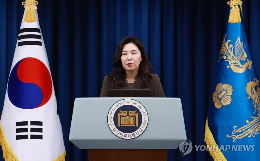 현안 브리핑 하는 강유정 대통령실 대변인
(서울=연합뉴스) 홍해인 기자 = 강유정 대통령실 대변인이 4일 서울 용산 대통령실 청사에서 현안 브리핑을 하고 있다. 2025.6.4 hihong@yna.co.kr