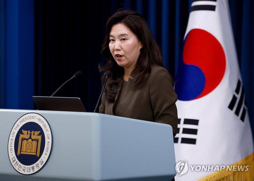 강유정 대통령실 대변인 일일 브리핑
(서울=연합뉴스) 홍해인 기자 = 강유정 대통령실 대변인이 4일 서울 용산 대통령실 청사에서 이재명 대통령 취임 첫날 일일 브리핑을 하고 있다. 2025.6.4 hihong@yna