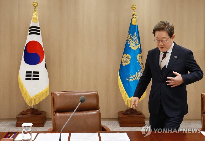 이재명 대통령, 비상경제점검 TF 회의 참석
(서울=연합뉴스) 홍해인 기자 = 이재명 대통령이 4일 서울 용산 대통령실 청사에서 열린 '대통령 1호 명령, 비상경제점검 태스크포스(TF) 회의'에 참석하며 자리에 앉고