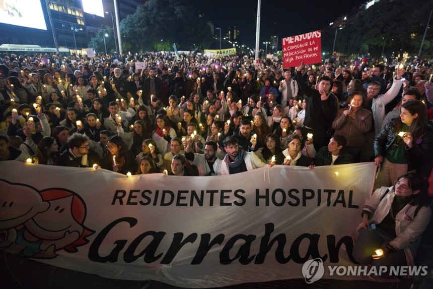가라한 소아전문 국립병원 전공의 촛불 파업
(부에노스아이레스= AP 연합뉴스) 지난 2일(현지시간) 아르헨티나 부에노스아이레스 소재 가라한(Garrahan) 소아전문 국립병원의 전공의들이 월급과 병원 예산 인상을 촉