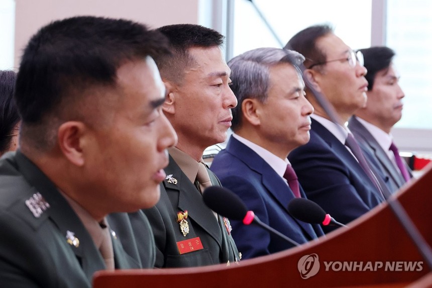 '채상병 특검법' 증인들
(서울=연합뉴스) 김주성 기자 = 이종섭 전 국방부 장관과 임성근 전 해병대 1사단장이 21일 오전 국회 법제사법위원회에서 열린 '순직 해병 진상규명 방해 및 사건은폐 등의 진상규명을 위한 