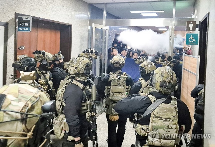 국회 본청 진입하는 계엄군
(서울=연합뉴스) 조다운 기자 = 윤석열 대통령이 3일 저녁 비상계엄을 선포한 가운데 4일 밤 서울 국회의사당에서 계엄군이 국회 본청으로 진입하고 있다. 2024.12.4 allluck@y