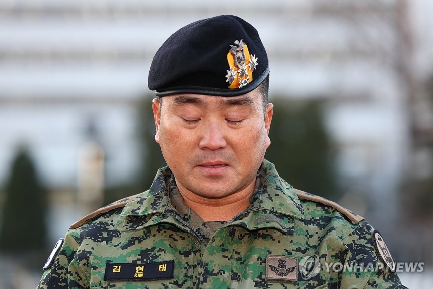 고개 숙인 707특수임무단장
(서울=연합뉴스) 서대연 기자 = 제707특수임무단장 김현태 대령이 9일 오전 서울 용산구 국방부 전쟁기념관 앞에서 열린 기자회견 중 고개를 숙이고 있다.
    제707특수임무단은 지난