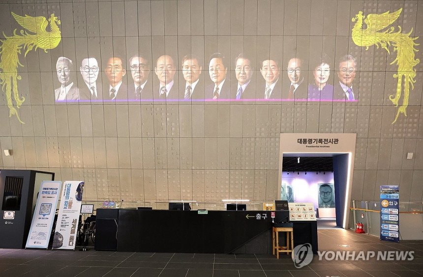대통령 기록 전시관
(세종=연합뉴스) 배재만 기자 = 윤석열 전 대통령 파면에 따라 현 정부의 대통령기록물 이관을 위한 현장 점검이 시작됐다. 10일 세종시 대통령기록관 내 대통령기록 전시관 모습. 2025.4.10