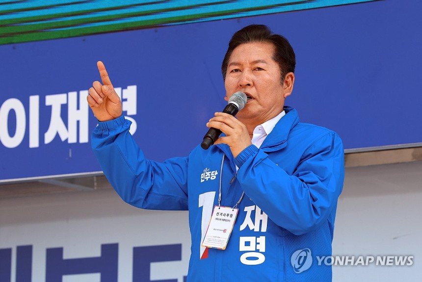 이재명 후보 지지 발언하는 정청래
(광주=연합뉴스) 조남수 기자 = 더불어민주당 정청래 골목골목 선대위 광주ㆍ전남위원장이 12일 오후 광주 동구 5·18민주광장에서 열린 광주시선대위 출정식에서 이재명 후보 지지 발언