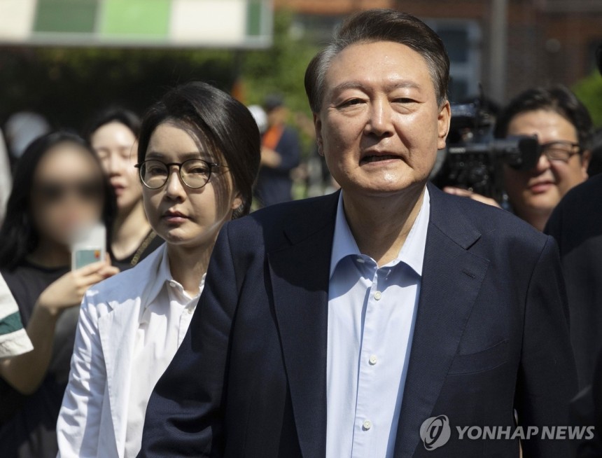 제21대 대통령 선거 투표 마친 윤석열 전 대통령 부부
(서울=연합뉴스) 신현우 기자 = 윤석열 전 대통령과 김건희 여사가 21대 대통령 선거일인 3일 서울 서초구 원명초등학교에 마련된 서초4동 제3투표소에서 투표를