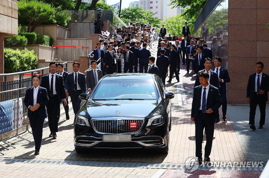 이재명 대통령 사저 출발
(인천=연합뉴스) 한상균 기자 = 이재명 대통령과 김혜경 여사가 탑승한 의전 차량이 4일 인천 계양구 사저에서 첫 공식 일정을 위해 출발하고 있다. 2025.6.4 xyz@yna.co.kr