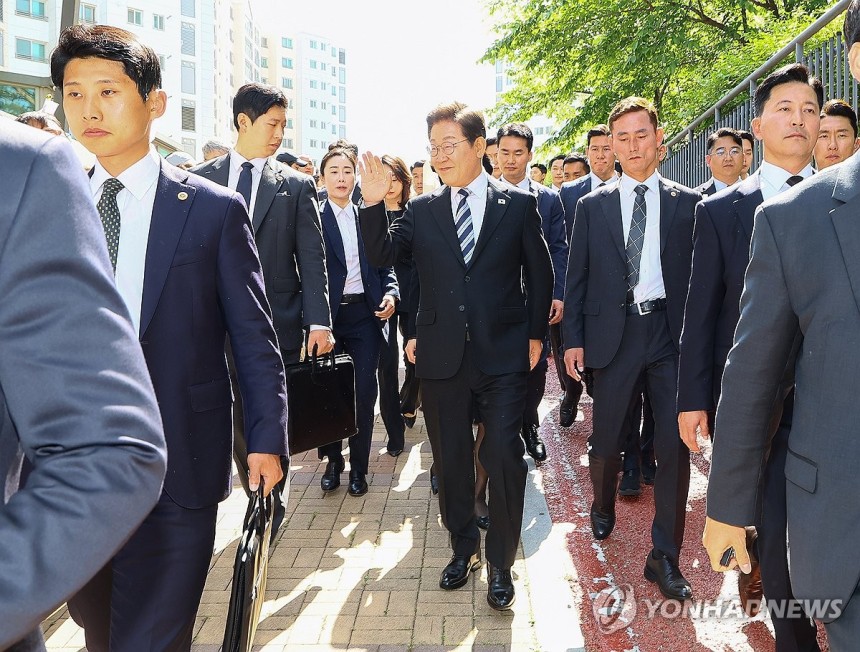 李대통령 경호 경찰전담경호대 철수…경호처로 인계
(인천=연합뉴스) 한상균 기자 = 이재명 대통령이 지난 4일 공식 일정을 위해 인천 계양구 사저를 출발하며 주민, 지지자와 인사하고 있다. 2025.6.4 xyz@yn