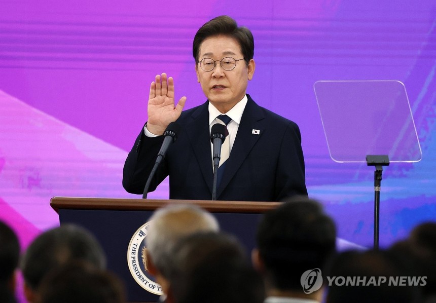 이재명 대통령의 '취임선서'
(서울=연합뉴스) 이재명 대통령이 4일 서울 여의도 국회에서 열린 제21대 대통령 취임선서식에서 취임 선서를 하고 있다. 2025.6.4 [국회사진기자단] photo@yna.co.kr