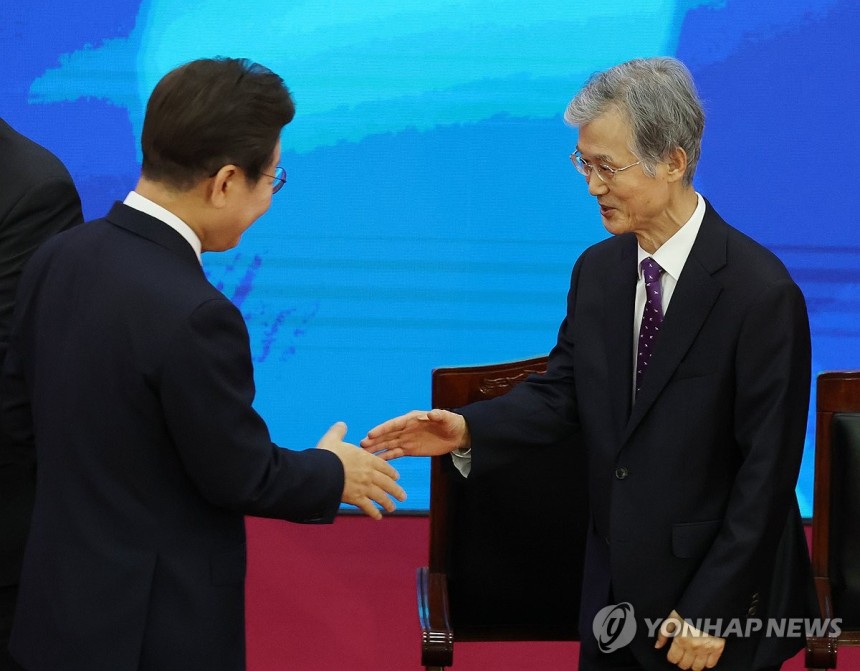 조희대 대법원장과 인사하는 이재명 대통령
(서울=연합뉴스) 이재명 대통령이 4일 서울 여의도 국회에서 열린 제21대 대통령 취임선서식에 입장해 조희대 대법원장과 인사하고 있다. 2025.6.4 [국회사진기자단] ph