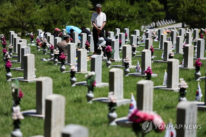 이틀 앞으로 다가온 현충일 (서울=연합뉴스) 윤동진 기자 = 현충일을 이틀 앞둔 지난 4일 동작구 국립서울현충원을 찾은 6.25 참전용사 가족들이 참배를 하고 있다. 2025.6.4 mon@yna.co.kr