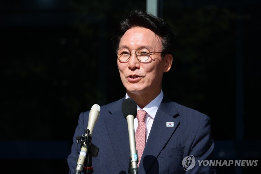인사청문회 사무실 출근한 김민석 총리 후보자
(서울=연합뉴스) 이정훈 기자 = 김민석 국무총리 후보자가 5일 서울 종로구 통의동 금융감독연수원에 마련된 인사청문회 준비 사무실로 첫 출근을 하며 취재진 질문에 답하고 