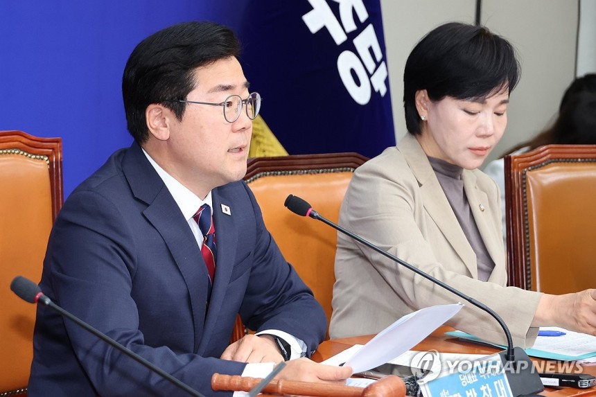 발언하는 박찬대 권한대행
(서울=연합뉴스) 김주성 기자 = 더불어민주당 박찬대 대표 권한대행 겸 원내대표가 5일 서울 여의도 국회에서 열린 최고위원회의에서 발언하고 있다. 2025.6.5 utzza@yna.co.kr
