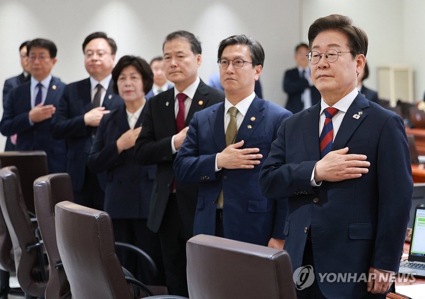 이재명 대통령, 국무회의 국민의례
(서울=연합뉴스) 홍해인 기자 = 이재명 대통령이 5일 서울 용산 대통령실 청사에서 열린 국무회의에서 국기에 경례를 하고 있다. 2025.6.5 [대통령실통신사진기자단] hihong