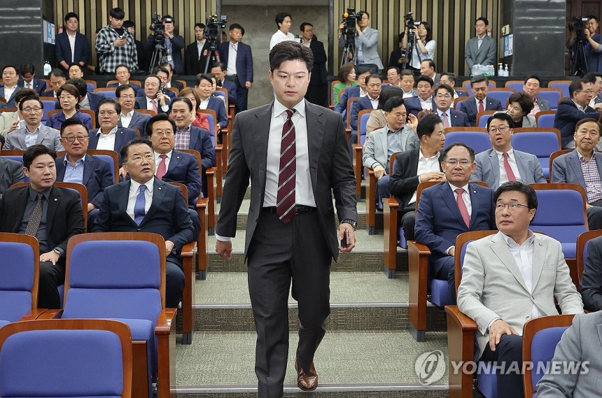 의원총회 참석하는 김용태 비상대책위원장
(서울=연합뉴스) 류영석 기자 = 국민의힘 김용태 비상대책위원장이 5일 서울 여의도 국회에서 열린 의원총회에 참석하고 있다. 2025.6.5 ondol@yna.co.kr