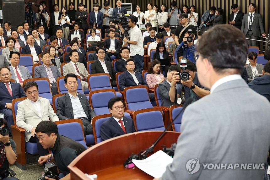 무거운 분위기의 국민의힘 의총
(서울=연합뉴스) 박동주 기자 = 5일 서울 여의도 국회에서 열린 국민의힘 의원총회에서 의원들이 권성동 원내대표의 발언을 듣고 있다. 2025.6.5 pdj6635@yna.co.kr