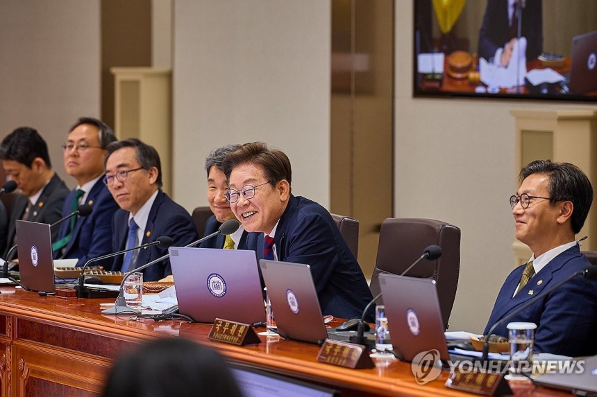 이재명 대통령, '김밥 오찬' 국무회의
(서울=연합뉴스) 이재명 대통령이 5일 서울 용산 대통령실 청사에서 김밥으로 점심을 대신하며 국무회의를 이어가고 있다. 2025.6.5 [대통령실 제공. 재판매 및 DB 금지]