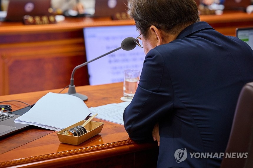 이재명 대통령, '김밥 오찬' 국무회의
(서울=연합뉴스) 이재명 대통령이 5일 서울 용산 대통령실 청사에서 김밥으로 점심을 먹으며 국무회의를 이어가고 있다. 2025.6.5 [대통령실 제공. 재판매 및 DB 금지] 