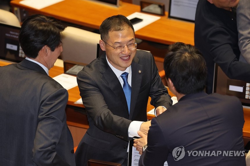 의원들과 인사하는 더불어민주당 김상욱 의원
(서울=연합뉴스) 박동주 기자 = 더불어민주당 김상욱 의원이 5일 국회 본회의에 참석해 의원들과 인사하고 있다. 2025.6.5 pdj6635@yna.co.kr