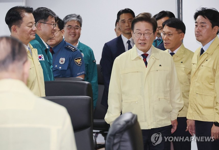 이재명 대통령, 안전치안점검회의 참석
(서울=연합뉴스) 한상균 기자 = 이재명 대통령이 5일 서울 용산 대통령실 청사 국가안전보장회의(NSC) 회의실에서 열린 안전치안점검회의에 입장하고 있다. 2025.6.5 xyz
