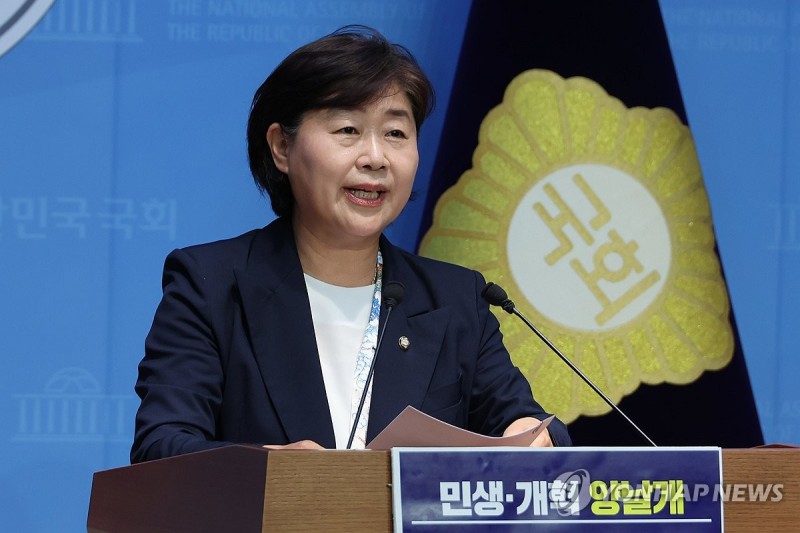 <b>민주당 원내대표 출마</b> 선언하는 서영교 의원